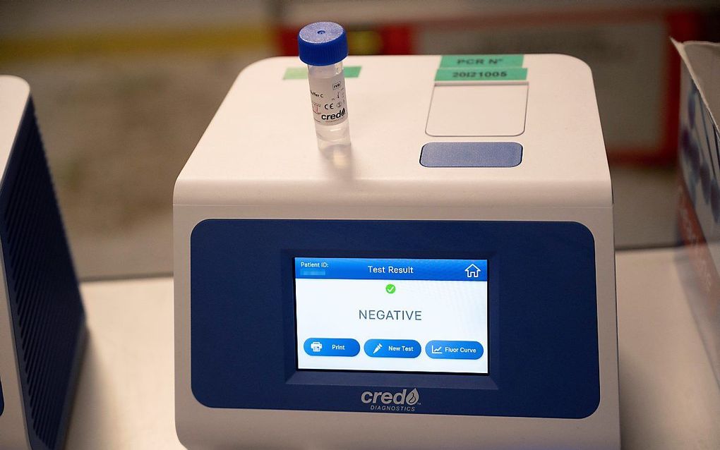 Een PCR-apparaat in een laboratorium in Marseille. beeld AFP, Christophe Simon