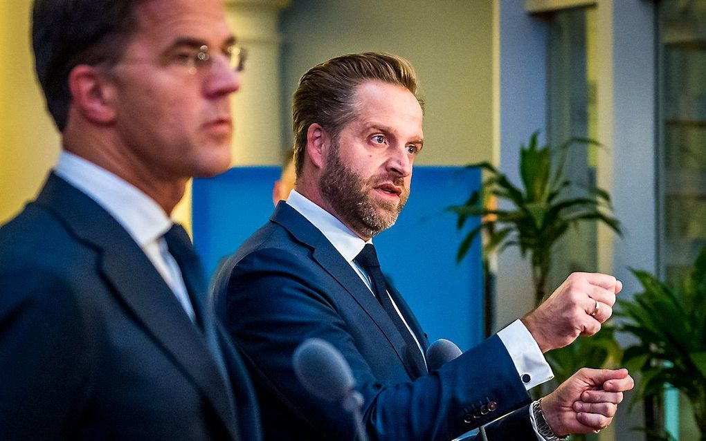 Demissionair premier Mark Rutte en demissionair minister Hugo de Jonge geven een toelichting over de situatie rondom de basismaatregelen tegen het coronavirus. beeld ANP, LEX VAN LIESHOUT