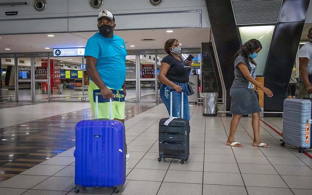 Passagiers op een luchthaven in Johannesburg. beeld EPA, Kim Ludbrook