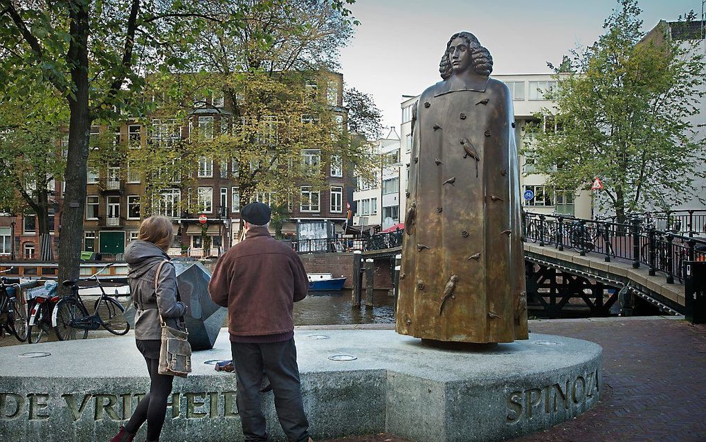 Standbeeld van Spinoza in Amsterdam. beeld RD, Henk Visscher
