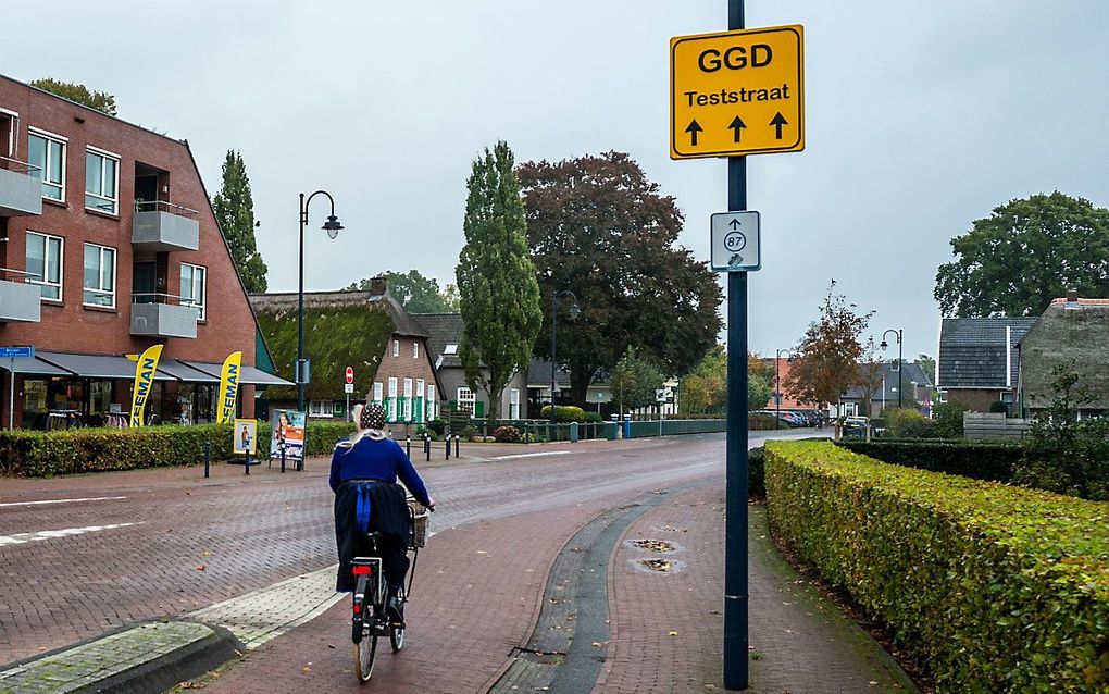 Straatbeeld van Staphorst met een routebord naar de teststraat van de GGD. beeld ANP, VINCENT JANNINK