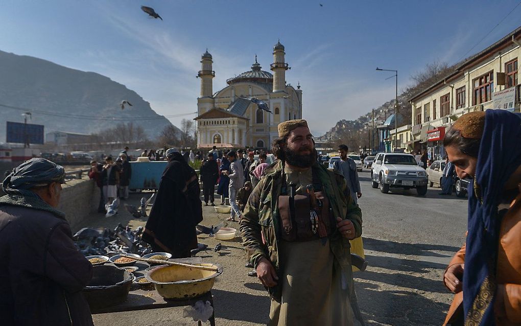 Talibanstrijder op een markt in Kabul. beeld AFP, Ahmad SAHEL ARMAN