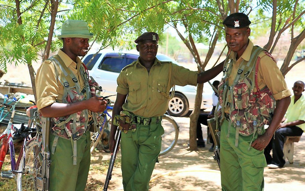 Keniase politieagenten bewaken een kerk waar Al-Shabaab eerder zeventien christenen doodschoot. beeld SDOK, Richard Groenenboom.
