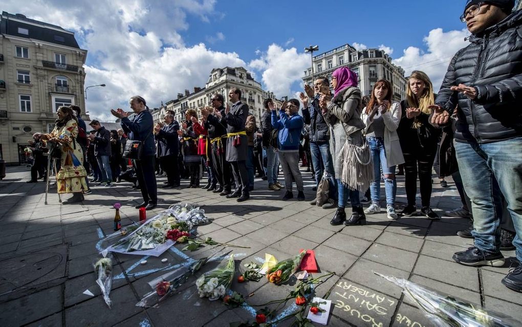 „Religie moedigt niet aan tot geweld maar is een fundamenteel kenmerk van onderlinge solidariteit van de groep waartoe de actor behoort.” Foto: Mensen herdenken op de Beurs, precies een jaar later, de aanslagen in de Belgische hoofdstad. beeld ANP, Jonas 