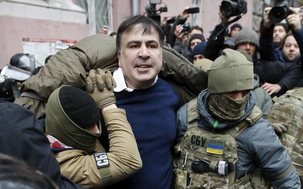 De Oekraïense veiligheidsdienst arresteerde de Georgische oud-president Sakaasjvili (m.) vorige week twee keer. beeld EPA, Stepan Franko