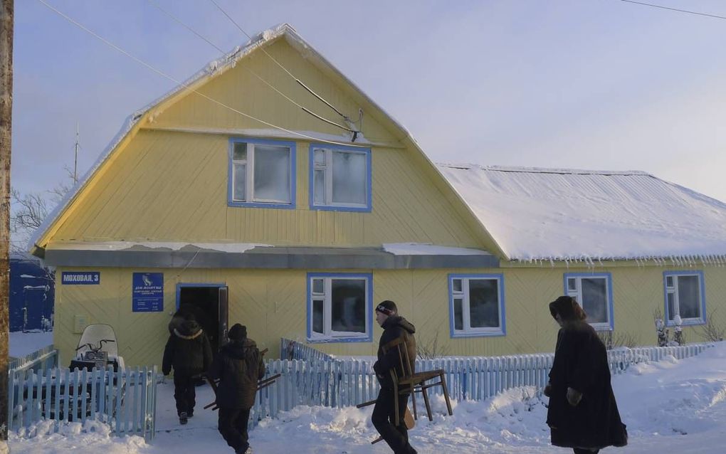 Kerkgangers bij het gebedshuis van een niet-geregistreerde baptistengemeente in Vorkoeta, Siberië. beeld RD