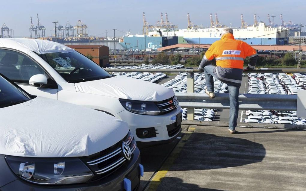 Nieuwe Duitse auto's wachten in Bremerhaven op verscheping naar andere landen. beeld AFP, Ingo Wagner