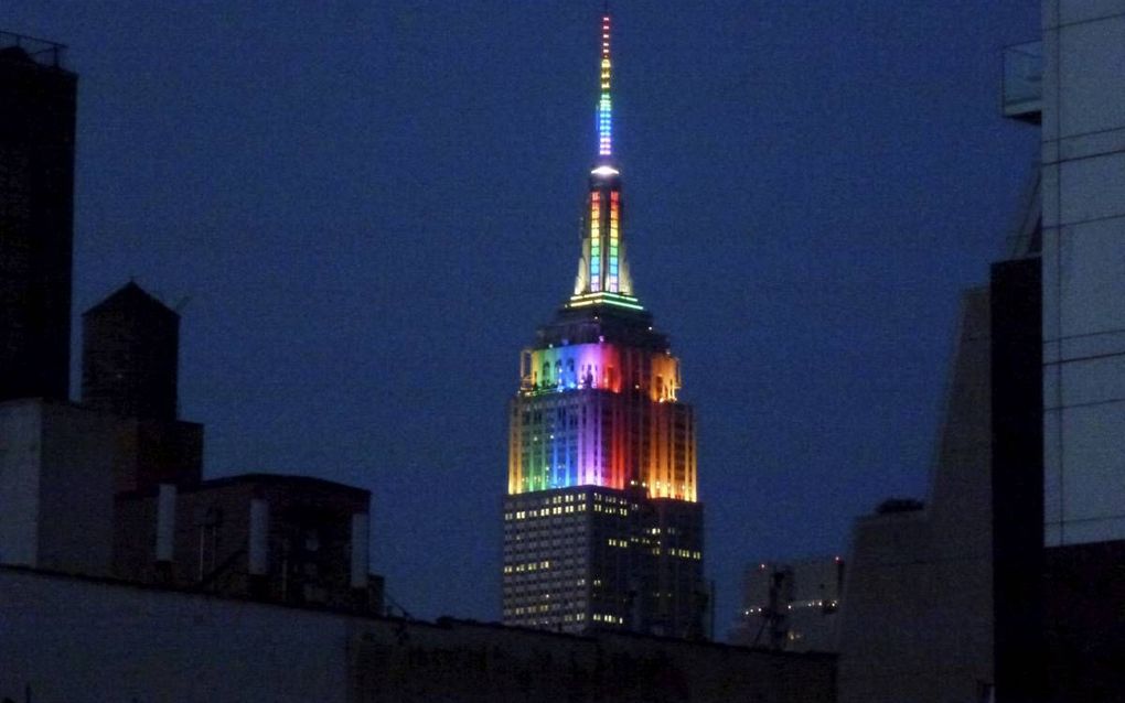 Het Empire State Building in New York in regenboogkleuren, tijdens de Gay Pride van 2014. De scherpe toon van de Nashvilleverklaring moet gelezen worden „als een statement in de richting van de homolobby”, zegt betrokkene Albert Mohler. „Dat was in Amerik