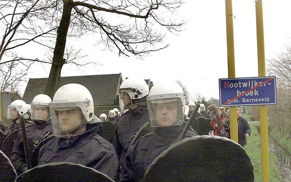 Veehouders in Kootwijkerbroek verzetten zich in april 2001 tegen het ruimen van hun bedrijven. De boeren waren ervan overtuigd dat er in het dorp geen mond- en klauwzeer was uitgebroken. De ME moest eraan te pas komen. beeld ANP, Hans Steinmeier