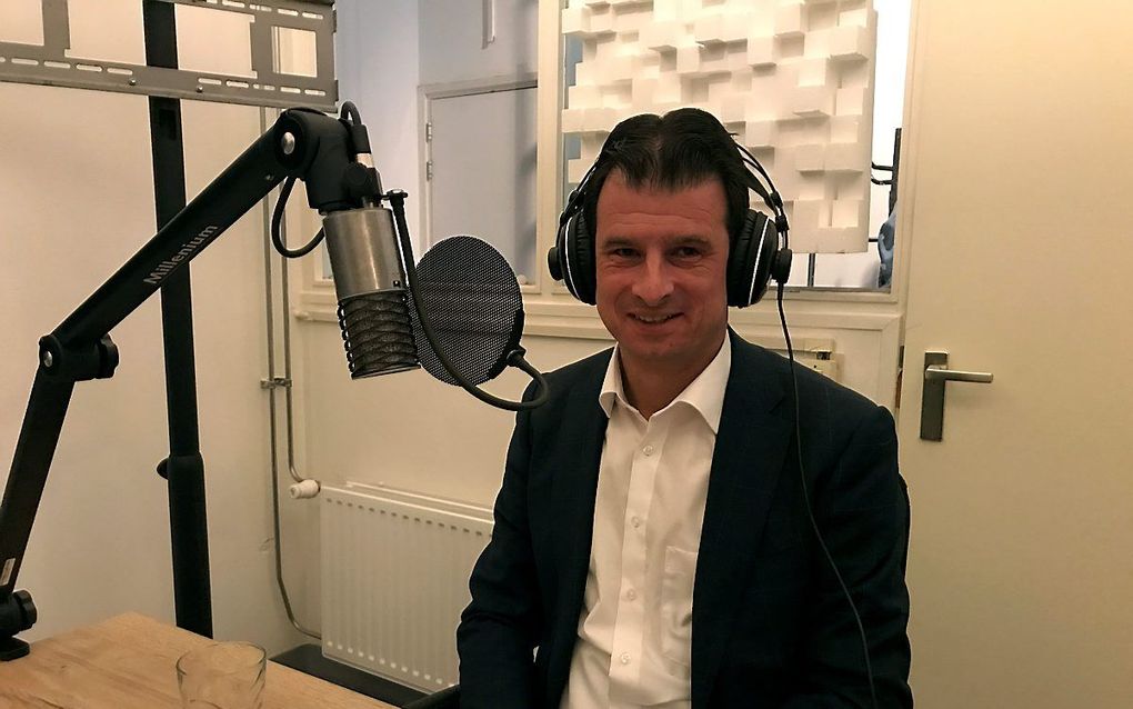 Jan Kloosterman in de podcaststudio. beeld RD