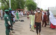 Shariapolitie, bekend als ”Hisbah Borno State", houdt toezicht op een islamitische bijeenkomst in Nigeria. beeld AFP, Audu Marte
