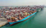 Containerschip in Chinese haven Qingdao. beeld AFP
