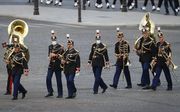 Leden van het orkest van de Garde Republicaine arriveren op Place de la Concorde, het 'Eendrachtsplein'. beeld AFP