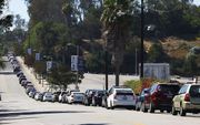 Automobilisten in de rij voor een coronatest in Los Angeles, Californië. beeld AFP, Mario Tama