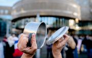 Demonstranten van de groep Viruswaarheid staan op het Plein tegenover de Tweede Kamer lawaai te maken met fluitjes, potten en pannen. beeld ANP, Bart Maat