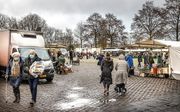 Mensen met mondkapjes op de markt in Krimpen aan den IJssel. beeld RD, Henk Visscher