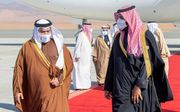 De Saoedische kroonprins Mohammed bin Salman (r.) verwelkomt zijn Bahreinse collega kroonprins Salman bin Hamad bin Isa al-Khalifa. beeld AFP, Bandar Al-Jaloud