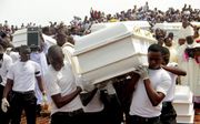 Begrafenis van zeventien parochianen en twee priesters, na een aanval op een kerk in de Nigeriaanse plaats Ayati-Ikpayongo, mei 2018. De daders zouden Fulani zijn geweest. beeld AFP, Emmy Ibu