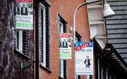 Verkochte huizen in de Amersfoortse wijk Vathorst. De krapte op de Nederlandse woningmarkt is in het vierde kwartaal van vorig jaar verder toegenomen. beeld ANP, Sem van der Wal