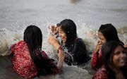 Hindoevrouwen nemen een bad in de Ganges, een ritueel dat hun zonden zou moeten afwassen. Beeld Epa, Piyal Adhikary