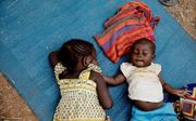 Kinderen in een kamp voor ontheemden in Liton, de Centraal-Afrikaanse Republiek. beeld EPA,