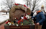 Bloemen bij een monument in Sint-Petersburg voor alle politieke gevangenen. beeld EPA, ANATOLI MALTSEV