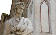 Dante Alighieri op het Piazza Santa Croce in Florence. beeld AFP, Vincenzo PINTO