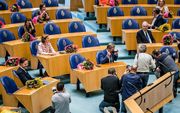 Mark Rutte (VVD) en Pieter Omtzigt (CDA) in de plenaire zaal, voorafgaand aan hun beediging als Kamerlid. beeld ANP, Bart Maat