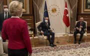 Von der Leyen werd afgescheept met een plaats op de bank tegenover Erdogans buitenlandminister, ver van Erdogan en Michel. beeld AFP
