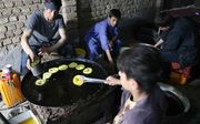 Jongens bereiden een maaltijd in de Afghaanse stad Herat. beeld EPA, Jalil Rezayee