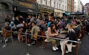 Volle terrassen in Soho, Londen afgelopen vrijdag. beeld AFP, Niklas HALLE'N