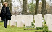 Prinses Margriet heeft maandagmiddag de Canadese militaire erebegraafplaats in Groesbeek bezocht. beeld ANP, Jeroen Meeuwsen