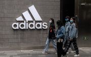 Winkel van Adidas in Beijing. beeld AFP, Nicolas Asfouri