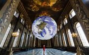 Een enorme globe met de naam "Gaia" in het Royal Naval College in Greenwich, Londen. Het van binnen verlichte, ronddraaiend gevaarte moet de bezoekers eenzelfde gevoel geven als astronauten die vanuit de ruimte naar de aarde kijken. beeld EPA, VICKIE FLORES