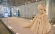 De trouwjurk van prinses Diana is een van de topstukken van de nieuwe tentoonstelling Royal Style in the Making. beeld AFP, Justin Tallis