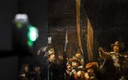 Dankzij een 17e-eeuwse kopie van De Nachtwacht is bekend hoe het volledige schilderij er oorspronkelijk uitzag. Het team van het Rijksmuseum leerde aan ‘kunstmatige neurale netwerken’ de schildertechniek en het kleurgebruik van Rembrandt. De computer kon vervolgens de ontbrekende delen namaken in de stijl van de meester. beeld ANP, Remko de Waal