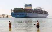 Een containerschip in het Suezkanaal. beeld EPA, Khaled Elfiqi