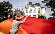 Betoging met regenboogvlag bij Hongaarse ambassade in Den Haag. beeld ANP, Remko de Waal
