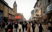 „Wat zullen er ontzaglijk veel Chinezen staan te midden van de schare die niemand tellen kan!” Foto: winkelstraat in de Chinese hoofdstad Beijing. beeld AFP, Noel Celis