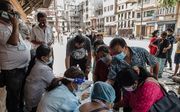 Oudere inwoners van Kathmandu, de hoofdstad van Nepal, worden gevaccineerd tegen corona. beeld  EPA, Narendra Shrestha