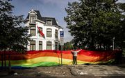Regenboogvlag bij de Hongaarse ambassade in Den Haag als protest tegen het lhbti-beleid van Hongarije. beeld EPA, Remko de Waal