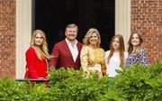 Koning Willem-Alexander, koningin Máxima en de prinsessen Amalia, Alexia en Ariane poseren vrijdagochtend bij Paleis Huis ten Bosch. beeld ANP, Remko de Waal
