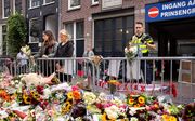 Bloemenzee voor Peter R. de Vries, op de plek waar hij werd neergeschoten in de Lange Leidsedwarsstraat in Amsterdam. De misdaadverslaggever overleed in het ziekenhuis. beeld ANP, Ramon van Flymen
