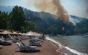 Bosbrand in de buurt van het strand bij Marmaris. beeld AFP, Yasin AKGUL