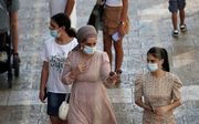 Joodse vrouwen in Jeruzalem dragen een mondkapje. beeld EPA, Atef Safadi