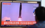 Een man in het Zuid-Koreaanse Seoul kijkt naar een eerdere raketlancering door Noord-Korea. beeld AFP, Jung Yeon-je