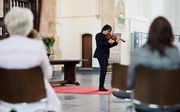 Violist Shunske Sato, artistiek leider van de Nederlandse Bachvereniging, omlijstte de bijschrijving met muziek. beeld Milagro Elstak