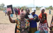 Tanzanezen ontvingen het Nieuwe Testament in de Simbiti-taal. beeld familie Kamphuis