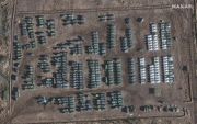 Satellietbeelden van grondtroepen bij de Russische stad Jelnja. beeld AFP