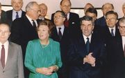 Koningin Beatrix omringd door EG-leiders. beeld ANP